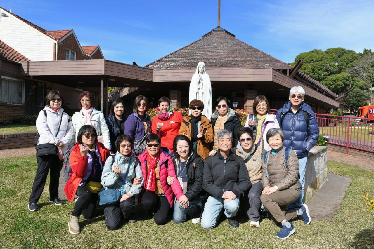 Our Lady of Fatima Kingsgrove 聖母像前